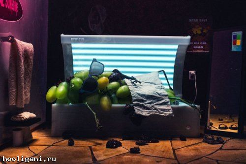 <br />
				Изюм — в солярии, попкорн — на электрическом стуле: финский художник представил альтернативные способы производства продуктов (5 фото)<br />
							