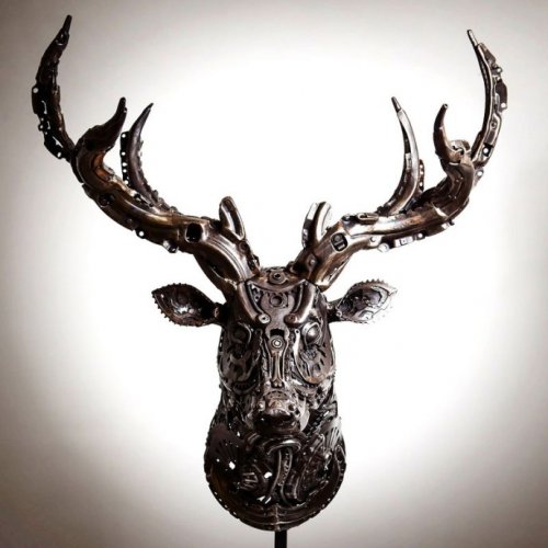 Британский художник по металлу превращает повседневные предметы в потрясающие скульптуры животных и фантастических существ (23 фото)