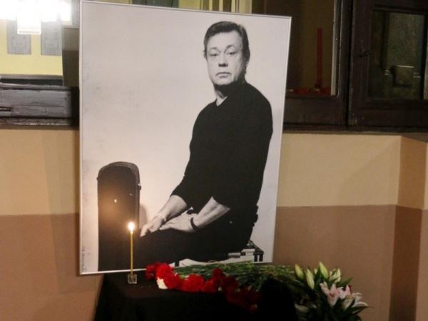 На похоронах Николая Караченцова Инне Чуриковой подарили картину
