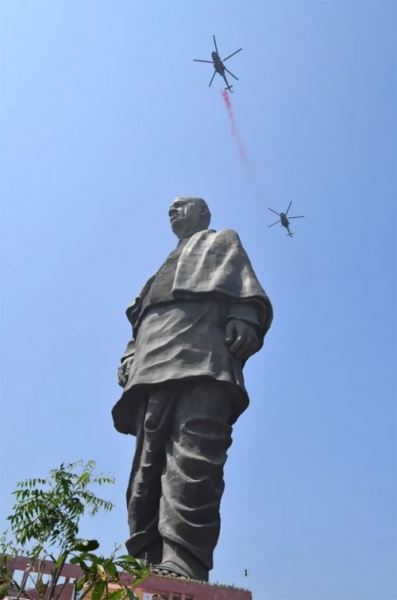 Статуя Единства, возведённая в Индии, является крупнейшей статуей в мире (5 фото)