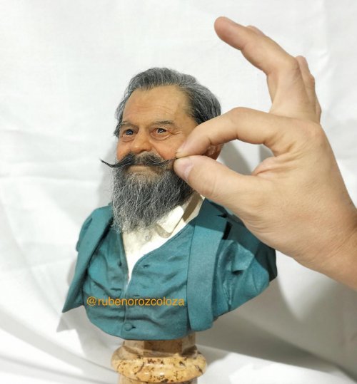 Мексиканский скульптор-гиперреалист создаёт куклы, которые похожи на маленьких живых людей (16 фото)